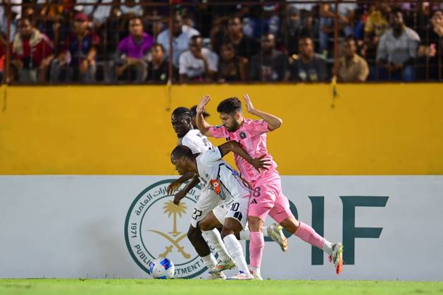 RECORD DATE NOT STATED Concacaf Champions Cup 2025 Cavalier vs Inter Miami Dwayne Atkinson (L) of Cavalier fights for the ball with Jordi Alba (E) of Inter Miami during the round of 16 second leg match between Cavalier and Inter Miami as part of the CONCACAF Champions Cup 2025, at National Stadium on March 13, 2025 in Kingston, Jamaica. KINGSTON JAMAICA JAMAICA  Copyright: xAdrianxMaciasx 20250313205437_CCC_2025_R16_CAV_MIA_54
