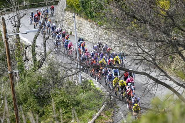 Paris - Nice 2025 - stage 7 AURON, FRANCE - MARCH 15 : Illustration picture of the peloton during stage 7 of the 83th edition of the Paris - Nice cycling race, a stage of 109,3km with start in Nice and finish at Auron on March 15, 2025 in Auron, France, 15 03 2025 ( Motordriver Kenny Verfaillie - Auron France  Copyright: xNicoxVereeckenx