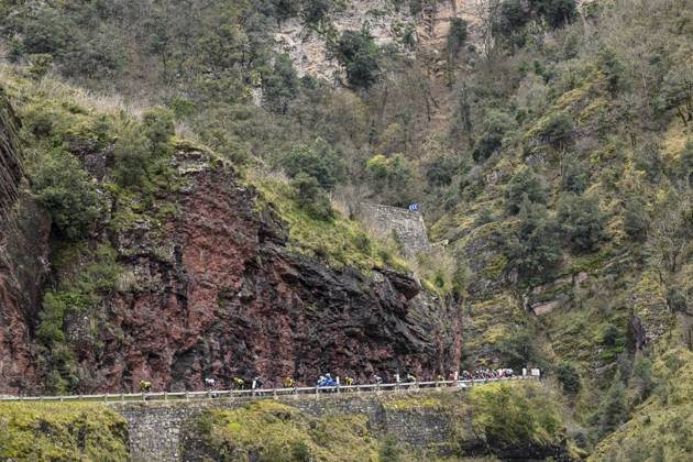 Paris - Nice 2025 - stage 7 AURON, FRANCE - MARCH 15 : Illustration picture of the peloton during stage 7 of the 83th edition of the Paris - Nice cycling race, a stage of 109,3km with start in Nice and finish at Auron on March 15, 2025 in Auron, France, 15 03 2025 ( Motordriver Kenny Verfaillie - Auron France  Copyright: xNicoxVereeckenx