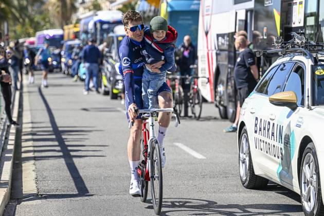 Sport Bilder des Tages Paris - Nice 2025 - stage 8 NICE, FRANCE - MARCH 16 : Kung Stefan (SUI) of Groupama - Fdj and his son before the start of the race during stage 8 and final stage of the 83th edition of the Paris - Nice cycling race, a stage of 119,9km with start and finish in Nice on March 16, 2025 in Nice, France, 16 03 2025 ( Motordriver Kenny Verfaillie - Nice France  Copyright: xNicoxVereeckenx