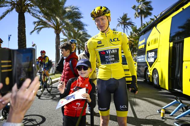 Paris - Nice 2025 - stage 8 NICE, FRANCE - MARCH 16 : Jorgenson Matteo (USA) of Team Visma Lease A Bike with a young fan before the start of the race during stage 8 and final stage of the 83th edition of the Paris - Nice cycling race, a stage of 119,9km with start and finish in Nice on March 16, 2025 in Nice, France, 16 03 2025 ( Motordriver Kenny Verfaillie - Nice France  Copyright: xNicoxVereeckenx