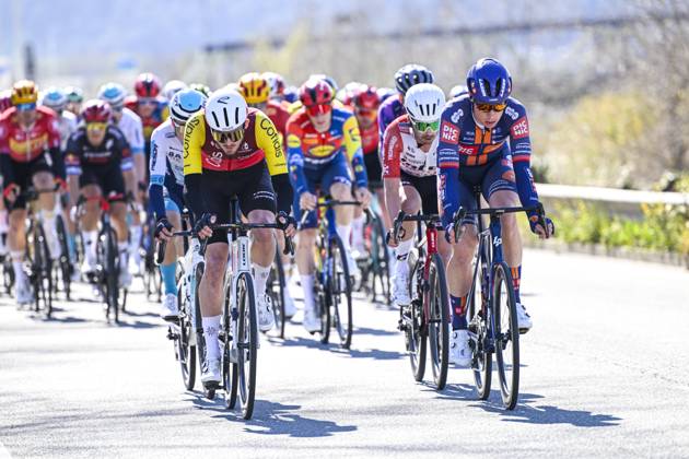 Sport Bilder des Tages Paris - Nice 2025 - stage 8 NICE, FRANCE - MARCH 16 : Van Den Berg Julius (NED) of Team Picnic Postnl leading the peloton during stage 8 and final stage of the 83th edition of the Paris - Nice cycling race, a stage of 119,9km with start and finish in Nice on March 16, 2025 in Nice, France, 16 03 2025 ( Motordriver Kenny Verfaillie - Nice France  Copyright: xNicoxVereeckenx