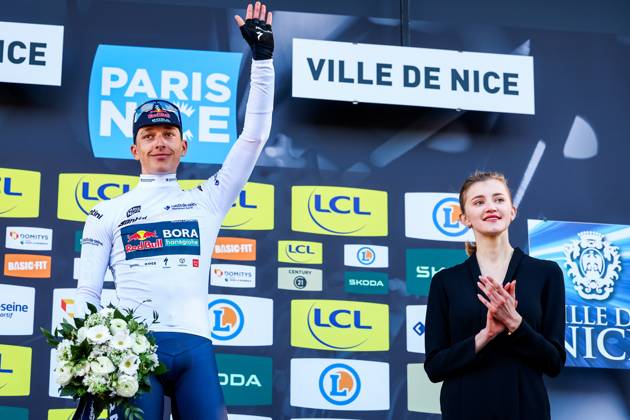 Sport Bilder des Tages German Florian Lipowitz of RedBull-BORA-hansgrohe celebrates on the podium in the white jersey for best young rider after stage eight of the 83th edition of the Paris-Nice cycling race, 119,9 km from Nice to Nice, France, Sunday 16 March 2025. DAVIDxPINTENS  x115106488x