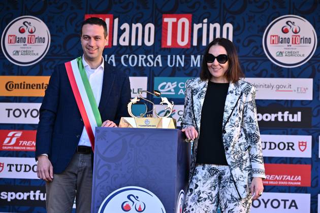 Foto IPP Michele Maraviglia Rho 19 03 2025 Ciclismo Milano-Torino nella foto Andrea Orlandi (sindaco di Rho) e Alessandra Borghetti (Assessore Rho) Italy Photo Press - World Copyright Milano italy Italia ITALY  Copyright: xR4924_italyphotopressx