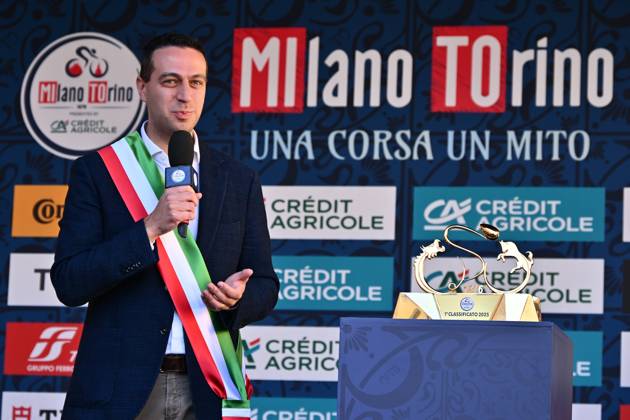 Foto IPP Michele Maraviglia Rho 19 03 2025 Ciclismo Milano-Torino nella foto Andrea Orlandi (sindaco di Rho) Italy Photo Press - World Copyright Milano italy Italia ITALY  Copyright: xR4924_italyphotopressx