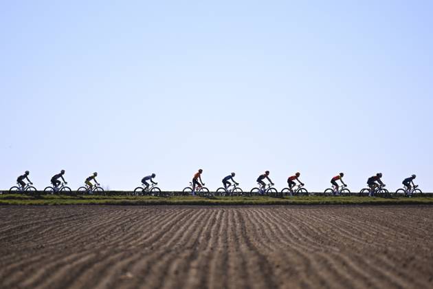 Sport Bilder des Tages Danilith Nokere Koerse 2025 cycling race NOKERE, BELGIUM - MARCH 19 : illustration picture peloton during the Men Elite UCI 1.Pro 78th Danilith Nokere Koerse cycling race with start in Deinze and finish in Nokere (188,2 km) on March 19, 2025 in Nokere, Belgium, 19 03 2025 ( Motordriver Rodrique Verfaillie & Nokere Belgium  Copyright: xTomasxSiskx