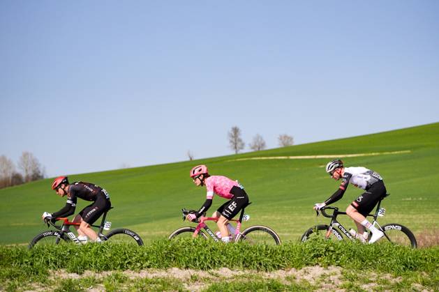 The pack rides during the men s elite race of the Milano-Torino one day cycling race (174km) from Rho to Torino (Superga) - North West Italy- Wednesday, March 19, 2025. - cycling .  Copyright: xMarcoxAlpozzi LaPressex