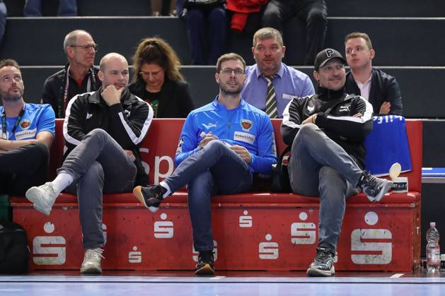 21 03 2025, xtgx, Handball, Daikin HBL, SC Magdeburg Füchse Berlin emspor v l Paul Drux Berlin, Jaron Siewert Berlin, Trainer , Stefan Kretzschmar Berlin, Vorstand Sport Magdeburg
