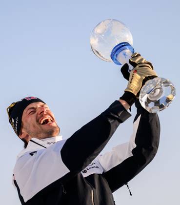 250323 Sturla Holm Laegreid of Norway celebrates with the men™s World Cup trophy after men s 15 km mass start during the IBU World Cup on March 23, 2025 in Oslo Photo Mathias Bergeld BILDBYRAN kod MB MB1115 skidskytte biathlon skiskyting världscupen ibu world cup masstart mass start bbeng jubel norge norway Copyright: MATHIASxBERGELD BB250323MB228