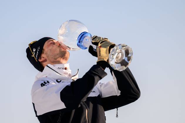 250323 Sturla Holm Laegreid of Norway celebrates with the men™s World Cup trophy after men s 15 km mass start during the IBU World Cup on March 23, 2025 in Oslo Photo Mathias Bergeld BILDBYRAN kod MB MB1115 skidskytte biathlon skiskyting världscupen ibu world cup masstart mass start bbeng jubel norge norway Copyright: MATHIASxBERGELD BB250323MB225