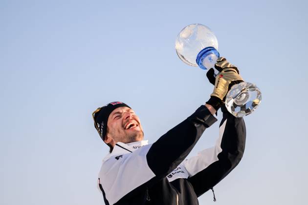 250323 Sturla Holm Laegreid of Norway celebrates with the men™s World Cup trophy after men s 15 km mass start during the IBU World Cup on March 23, 2025 in Oslo Photo Mathias Bergeld BILDBYRAN kod MB MB1115 skidskytte biathlon skiskyting världscupen ibu world cup masstart mass start bbeng jubel norge norway Copyright: MATHIASxBERGELD BB250323MB227