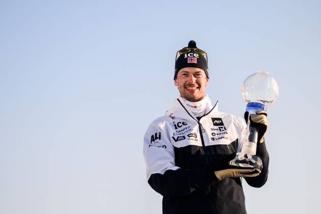 250323 Sturla Holm Laegreid of Norway celebrates with the men™s World Cup trophy after men s 15 km mass start during the IBU World Cup on March 23, 2025 in Oslo Photo Mathias Bergeld BILDBYRAN kod MB MB1115 skidskytte biathlon skiskyting världscupen ibu world cup masstart mass start bbeng jubel norge norway Copyright: MATHIASxBERGELD BB250323MB229