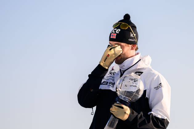 250323 Sturla Holm Laegreid of Norway celebrates with the men™s World Cup trophy after men s 15 km mass start during the IBU World Cup on March 23, 2025 in Oslo Photo Mathias Bergeld BILDBYRAN kod MB MB1115 skidskytte biathlon skiskyting världscupen ibu world cup masstart mass start bbeng jubel norge norway Copyright: MATHIASxBERGELD BB250323MB231