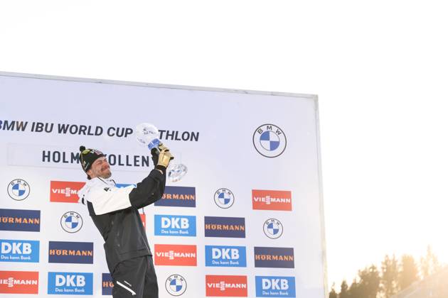 250323 Sturla Holm Laegreid of Norway celebrates with the men™s World Cup trophy after men s 15 km mass start during the IBU World Cup on March 23, 2025 in Oslo Photo Mathias Bergeld BILDBYRAN kod MB MB1115 skidskytte biathlon skiskyting världscupen ibu world cup masstart mass start bbeng jubel norge norway Copyright: MATHIASxBERGELD BB250323MB232