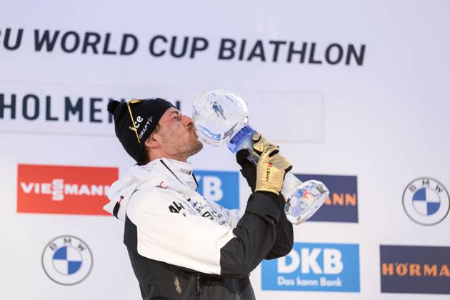 250323 Sturla Holm Laegreid of Norway celebrates with the men™s World Cup trophy after men s 15 km mass start during the IBU World Cup on March 23, 2025 in Oslo Photo Mathias Bergeld BILDBYRAN kod MB MB1115 skidskytte biathlon skiskyting världscupen ibu world cup masstart mass start bbeng jubel norge norway Copyright: MATHIASxBERGELD BB250323MB233