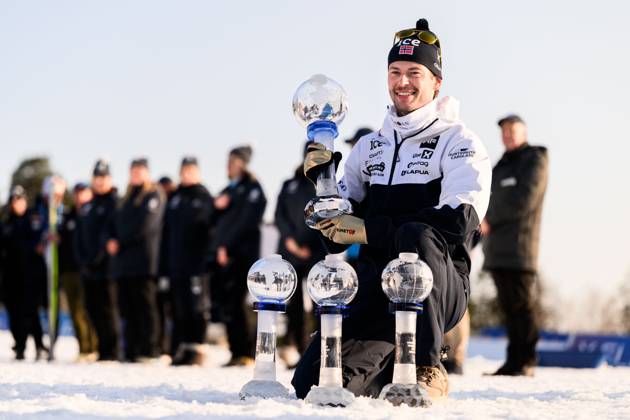250323 Sturla Holm Laegreid of Norway celebrates with the men™s World Cup trophy after men s 15 km mass start during the IBU World Cup on March 23, 2025 in Oslo Photo Mathias Bergeld BILDBYRAN kod MB MB1115 skidskytte biathlon skiskyting världscupen ibu world cup masstart mass start bbeng jubel norge norway Copyright: MATHIASxBERGELD BB250323MB235