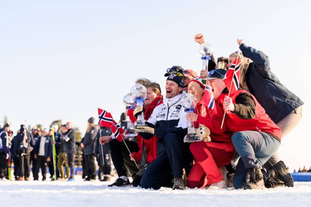 250323 Sturla Holm Laegreid of Norway celebrates with the men™s World Cup trophy after men s 15 km mass start during the IBU World Cup on March 23, 2025 in Oslo Photo Mathias Bergeld BILDBYRAN kod MB MB1115 skidskytte biathlon skiskyting världscupen ibu world cup masstart mass start bbeng jubel norge norway Copyright: MATHIASxBERGELD BB250323MB236