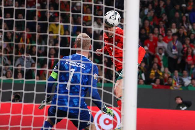 2025 03 23 xJAx Portugal, Lisbon Estadio Jose Alvalade UEFA Nations League 2025 Quarter finals Portugal Denmark v l , Cristiano Ronaldo Portugal header, goalkeeper Kasper Schmeichel Denmark Copyright: JoaquimxFerreira