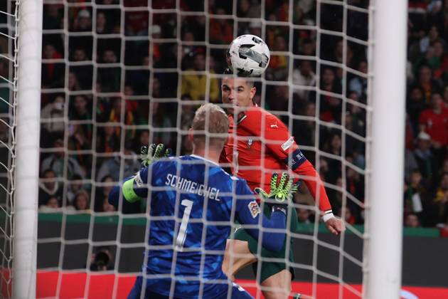 2025 03 23 xJAx Portugal, Lisbon Estadio Jose Alvalade UEFA Nations League 2025 Quarter finals Portugal Denmark v l , Cristiano Ronaldo Portugal header, goalkeeper Kasper Schmeichel Denmark Copyright: JoaquimxFerreira