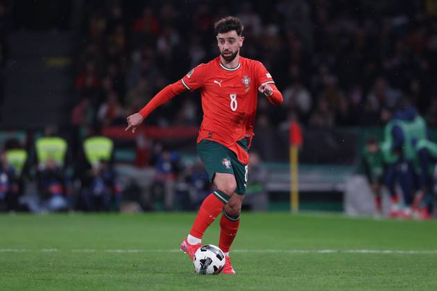 2025 03 23 xJAx Portugal, Lisbon Estadio Jose Alvalade UEFA Nations League 2025 Quarter finals Portugal Denmark v l , Bruno Fernandes Portugal on the ball, cropped image, single image, full body, action, action scene, torn jersey Copyright: JoaquimxFerreira