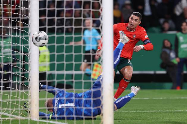2025 03 23 xJAx Portugal, Lisbon Estadio Jose Alvalade UEFA Nations League 2025 Quarter finals Portugal Denmark v l , goalkeeper Kasper Schmeichel Denmark , Cristiano Ronaldo Portugal scores the goal to make it 2 1 Copyright: JoaquimxFerreira