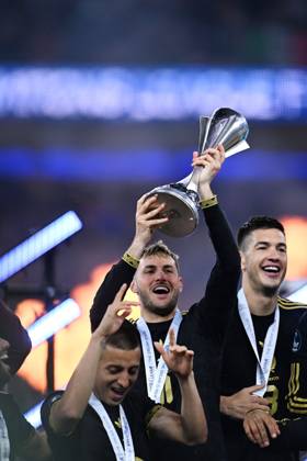 RECORD DATE NOT STATED IV CONCACAF NATIONS LEAGUE 2024-2025 Mexico vs Panama - Final Santiago Gimenez of Mexico lifts the champions trophy during the Final match between Mexican national team, Nationalteam (Mexico) and Panama as part Final Four of the Concacaf Nations League 2024-2025 at SoFi Stadium on March 23, 2025 in Inglewood, Los Angeles, California, United States. INGLEWOOD LOS ANGELES CALIFORNIA UNITED STATES Copyright: xAdrianxMaciasx 20250323215504_CNL_2025_F_MEX_PAN_GIMENEZ245
