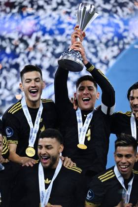 RECORD DATE NOT STATED IV CONCACAF NATIONS LEAGUE 2024-2025 Mexico vs Panama - Final Edson Alvarez of Mexico lifts the champions trophy during the Final match between Mexican national team, Nationalteam (Mexico) and Panama as part Final Four of the Concacaf Nations League 2024-2025 at SoFi Stadium on March 23, 2025 in Inglewood, Los Angeles, California, United States. INGLEWOOD LOS ANGELES CALIFORNIA UNITED STATES Copyright: xAdrianxMaciasx 20250323215510_CNL_2025_F_MEX_PAN_ALVAREZ244