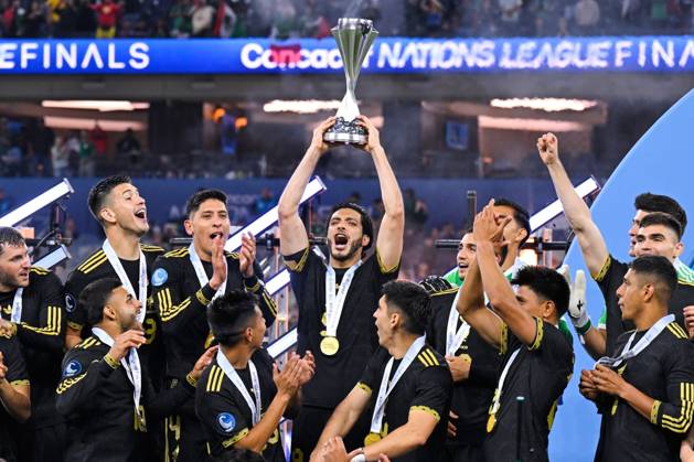 RECORD DATE NOT STATED IV CONCACAF NATIONS LEAGUE 2024-2025 Mexico vs Panama - Final Raul Jimenez of Mexico lifts the champions trophy during the Final match between Mexican national team, Nationalteam (Mexico) and Panama as part Final Four of the Concacaf Nations League 2024-2025 at SoFi Stadium on March 23, 2025 in Inglewood, Los Angeles, California, United States. INGLEWOOD LOS ANGELES CALIFORNIA UNITED STATES Copyright: xJorgexMartinezx 20250323215756_CNL_2025_F_MEX_PAN_JIMENEZ249