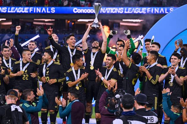 RECORD DATE NOT STATED IV CONCACAF NATIONS LEAGUE 2024-2025 Mexico vs Panama - Final Raul Jimenez of Mexico lifts the champions trophy with Players during the Final match between Mexican national team, Nationalteam (Mexico) and Panama as part Final Four of the Concacaf Nations League 2024-2025 at SoFi Stadium on March 23, 2025 in Inglewood, Los Angeles, California, United States. INGLEWOOD LOS ANGELES CALIFORNIA UNITED STATES Copyright: xJorgexMartinezx 20250323220258_CNL_2025_F_MEX_PAN_JIMENEZ263
