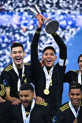 RECORD DATE NOT STATED IV CONCACAF NATIONS LEAGUE 2024-2025 Mexico vs Panama - Final Edson Alvarez of Mexico lifts the champions trophy with Players during the Final match between Mexican national team, Nationalteam (Mexico) and Panama as part Final Four of the Concacaf Nations League 2024-2025 at SoFi Stadium on March 23, 2025 in Inglewood, Los Angeles, California, United States. INGLEWOOD LOS ANGELES CALIFORNIA UNITED STATES Copyright: xAdrianxMaciasx 20250323220325_CNL_2025_F_MEX_PAN_ALVAREZ264