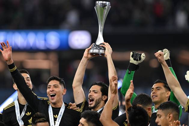 RECORD DATE NOT STATED IV CONCACAF NATIONS LEAGUE 2024-2025 Mexico vs Panama - Final Cesar Montes, Edson Alvarez, Raul Jimenez of Mexico lifts the champions trophy with Players during the Final match between Mexican national team, Nationalteam (Mexico) and Panama as part Final Four of the Concacaf Nations League 2024-2025 at SoFi Stadium on March 23, 2025 in Inglewood, Los Angeles, California, United States. INGLEWOOD LOS ANGELES CALIFORNIA UNITED STATES Copyright: xDavidxLeahx 20250323220356_CNL_2025_F_MEX_PAN_JIMENEZ267