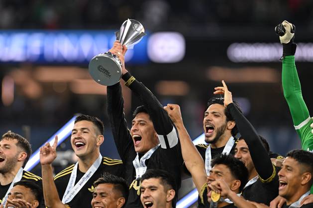 RECORD DATE NOT STATED IV CONCACAF NATIONS LEAGUE 2024-2025 Mexico vs Panama - Final Cesar Montes, Edson Alvarez, Raul Jimenez of Mexico lifts the champions trophy with Players during the Final match between Mexican national team, Nationalteam (Mexico) and Panama as part Final Four of the Concacaf Nations League 2024-2025 at SoFi Stadium on March 23, 2025 in Inglewood, Los Angeles, California, United States. INGLEWOOD LOS ANGELES CALIFORNIA UNITED STATES Copyright: xDavidxLeahx 20250323220358_CNL_2025_F_MEX_PAN_JIMENEZ266