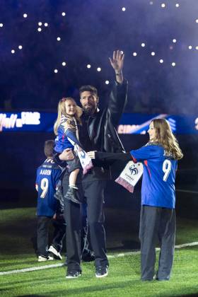 Bilder des Jahres 2025, Sport 03 März Sport Themen der Woche KW12 SPORT Bilder des Tages Olivier Giroud reçoit un hommage au Stade de France avant le match France - Croatie Olivier Giroud, entouré de ses enfants Aria, Aaron, Evan et Jade, reçoit un hommage au Stade de France avant le Quart de finale de la Ligue des Nations de l UEFA 2025 France - Croatie (2-0 tab 5-4) au Stade de France à Saint-Denis, le 23 mars 2025. Cyril Moreau Bestimage Olivier Giroud, surrounded by his children Aria, Aaron, Evan and Jade, receives a tribute at the Stade de France before the 2025 UEFA Nations League Quarter-final France - Croatia (2-0 5-4 on penalty shootout) at the Stade de France in Saint-Denis, on March 23, 2025. Saint-Denis France  Copyright: xCYRILxMOREAUx xBESTIMAGExCYRILxMOREAUx xBESTIMAGEx