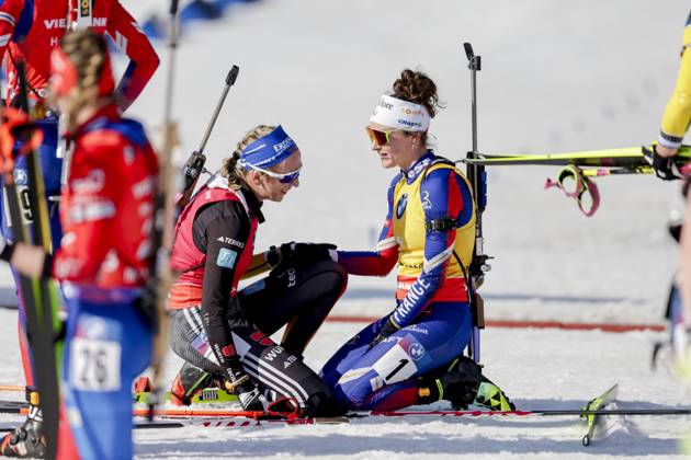 Biathlon World Cup in Holmenkollen 2025 Oslo 20250323 Winner Franziska Preu? from Germany gives third place winner Lou Jeanmonnot from France a hug after the women s mass start 12 5 km biathlon in the World Cup in Holmenkollen on Sunday Photo Thomas Andersen NTB Oslo Norway EDITORIAL USE ONLY RESTRICTED USE FOR BETTING COMPANIES  Copyright: xThomasxAndersenx xNTBx