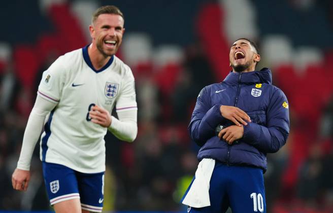 Sport Bilder des Tages Jude Bellingham of England laughs after a comment by Jordan Henderson at full time England v Latvia, FIFA 2026 World Cup Qualifying, Group K, Football, Wembley Stadium, London, UK - 24 Mar 2025 EDITORIAL USE ONLY No use with unauthorised audio, video, data, fixture lists, club league logos or live services. Online in-match use limited to 120 images, no video emulation. No use in betting, games or single club league player publications.  Copyright: xJavierxGarcia Shutterstockx 15219744ai