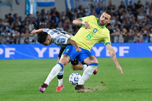 Argentina v Brazil - FIFA World Cup, WM, Weltmeisterschaft, Fussball 2026 Qualifier Argentina s player Thiago Almada and Brazil s player Leo Ortiz fight for the ball during a South American qualifier match for the 2026 FIFA World Cup between Argentina and Brazil at the Mas Monumental stadium in Buenos Aires, Argentina, on March 25, 2025. Ciudad Autonoma de Buenos Aires Argentina Copyright: xJuanxManuelxBaezx originalFilename:baez-argentin250325_npG94