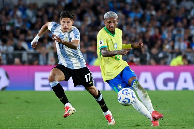 Argentina v Brazil - FIFA World Cup, WM, Weltmeisterschaft, Fussball 2026 Qualifier The player from Argentina, Giulano Simeone, and the player from Brazil, Wesley, fight for the ball during a South American qualifier match for the 2026 FIFA World Cup between Argentina and Brazil at the Mas Monumental stadium in Buenos Aires, Argentina, on March 25, 2025. Ciudad Autonoma de Buenos Aires Argentina Copyright: xJuanxManuelxBaezx originalFilename:baez-argentin250325_npGqr