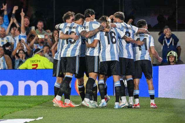 Argentina v Brazil - FIFA World Cup, WM, Weltmeisterschaft, Fussball 2026 Qualifier Julian Alvarez of Argentina celebrates with teammates after scoring a goal during a South American qualifier match for the 2026 FIFA World Cup between Argentina and Brazil at the Mas Monumental stadium in Buenos Aires, Argentina, on March 25, 2025. Ciudad Autonoma de Buenos Aires Argentina Copyright: xJuanxManuelxBaezx originalFilename:baez-argentin250325_nphpe