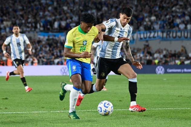 Argentina v Brazil - FIFA World Cup, WM, Weltmeisterschaft, Fussball 2026 Qualifier Ezequiel Palacios of Argentina and Matheus Endrick of Brazil fight for the ball during a South American qualifier match for the 2026 FIFA World Cup between Argentina and Brazil at the Mas Monumental stadium in Buenos Aires, Argentina, on March 25, 2025. Ciudad Autonoma de Buenos Aires Argentina Copyright: xJuanxManuelxBaezx originalFilename:baez-argentin250325_npm9N