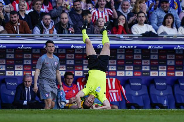 Bilder des Jahres 2025, Sport 03 März Sport Themen der Woche KW13 Sport Bilder des Tages Fußball, RCD Espanyol Barcelona - Atletico Madrid, Linienrichter stolpert und überschlägt sich ESP: RCD Espanyol - Atletico de Madrid. La Liga EA Sports. Date 29 Linesman referee during the La Liga EA Sports match between RCD Espanyol and Atletico de Madrid played at RCDE Stadium on March 29, 2025 in Barcelona, Spain. kpng Copyright: xSergioxRuizx xImagox PS_250329_ESP_ATL_030
