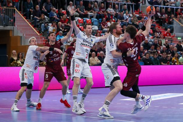 Maxim Orlov VFL Potsdam, 22 with the ball in the circle, Maciej Gebala HC Erlangen, 77 holds on to it, 1 VFL Potsdam vs HC Erlangen, 1 Bundesliga, Daikin, HBL, 29 03 2025 VFL Potsdam vs HC Erlangen, 1 Bundesliga, Daikin, HBL, 29 03 2025 Potsdam Brandenburg Germany Copyright: xFootbowl ThomasxSobotzkix