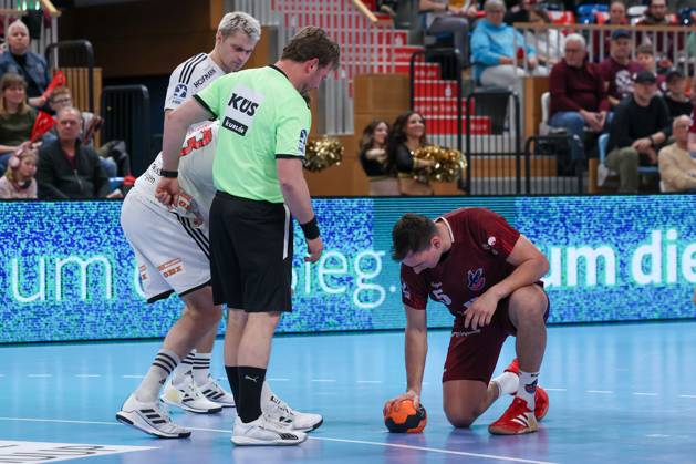 Josip Simic VFL Potsdam, 05 picks up the resin on the floor with the ball, 1 VFL Potsdam vs HC Erlangen, 1 Bundesliga, Daikin, HBL, 29 03 2025 Potsdam Brandenburg Germany Copyright: xFootbowl ThomasxSobotzkix