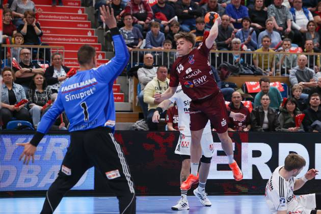 Max Günther VFL Potsdam, 14 jumping with the ball, in goal Dario Quenstedt HC Erlangen, 01 1 VFL Potsdam vs HC Erlangen, 1 Bundesliga, Daikin, HBL, 29 03 2025 Potsdam Brandenburg Germany Copyright: xFootbowl ThomasxSobotzkix