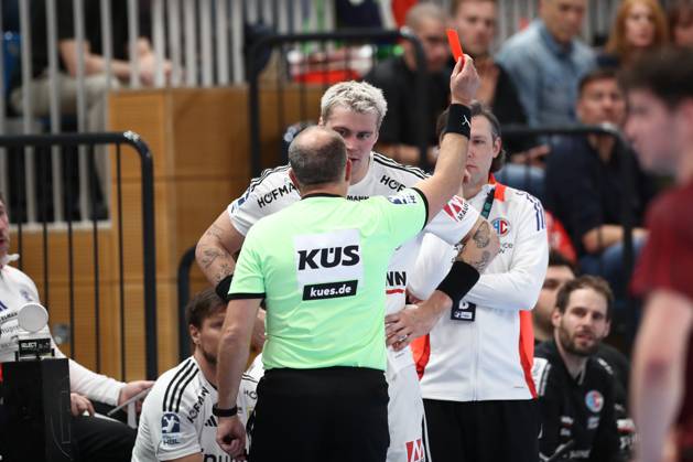 29 03 2025, xtgx, Handball Daikin HBL, VfL Potsdam HC Erlangen emspor, v l Marek Nissen Erlangen, 14 red card, sending off, sent off Potsdam