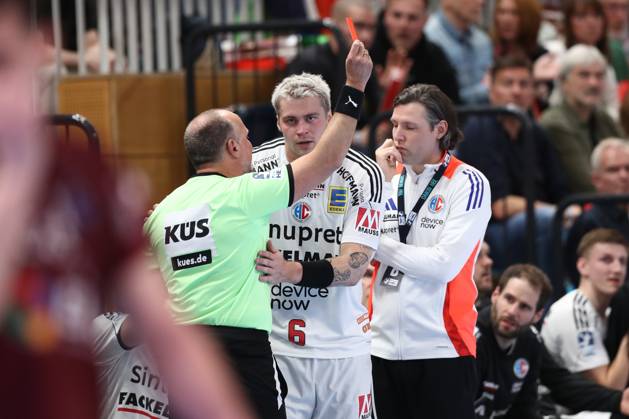 29 03 2025, xtgx, Handball Daikin HBL, VfL Potsdam HC Erlangen emspor, v l Marek Nissen Erlangen, 14 red card, sending off, sent off Potsdam