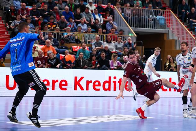 Josip Simic VFL Potsdam, 05 with the backhand to the goal, Dario Quenstedt HC Erlangen, 01 has no chance,1 VFL Potsdam vs HC Erlangen, 1 Bundesliga, Daikin, HBL, 29 03 2025 Potsdam Brandenburg Germany Copyright: xFootbowl ThomasxSobotzkix