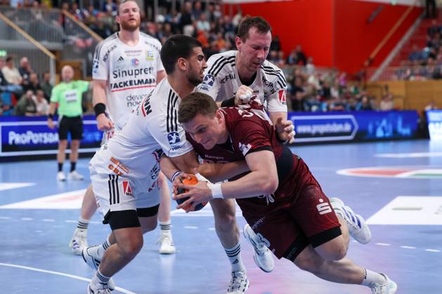Sergej Gorpishin VFL Potsdam, 23 with the ball in a duel with Milos Kos HC Erlangen, 05 , 1 VFL Potsdam vs HC Erlangen, 1 Bundesliga, Daikin, HBL, 29 03 2025 Potsdam Brandenburg Germany Copyright: xFootbowl ThomasxSobotzkix