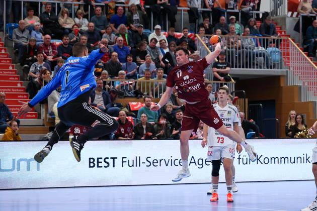 Jannek Klein VFL Potsdam, 17 jumping with the ball, Dario Quenstedt HC Erlangen, 01 in defense, 1 VFL Potsdam vs HC Erlangen, 1 Bundesliga, Daikin, HBL, 29 03 2025 Potsdam Brandenburg Germany Copyright: xFootbowl ThomasxSobotzkix