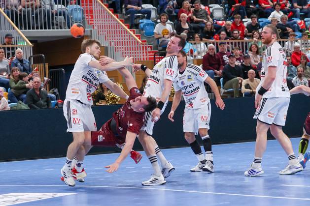 Josip Simic VFL Potsdam, 05 has to withstand a lot, Christopher Bissel HC Erlangen, 21 and Nikolai Link HC Erlangen, 33 are in defense, 1 VFL Potsdam vs HC Erlangen, 1 Bundesliga, Daikin, HBL, 29 03 2025 Potsdam Brandenburg Germany Copyright: xFootbowl ThomasxSobotzkix