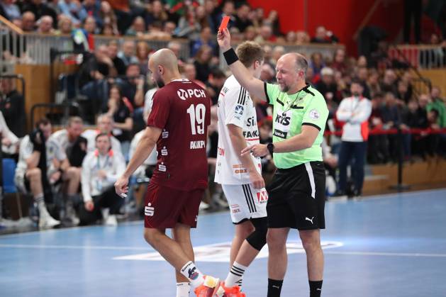 29 03 2025, xtgx, Handball Daikin HBL, VfL Potsdam HC Erlangen emspor, v l David Cyrill Akakpo Potsdam, 19 red card, sending off, sent off Potsdam